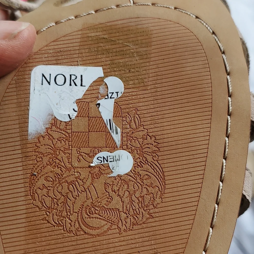 NWOT Vince Camuto suede sandals - Picture 10 of 10